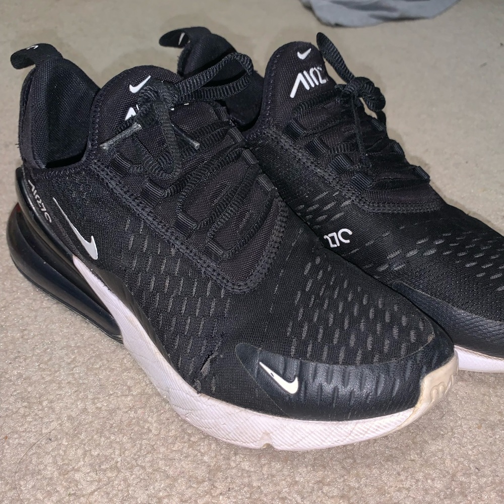 Nike black sneaker 270